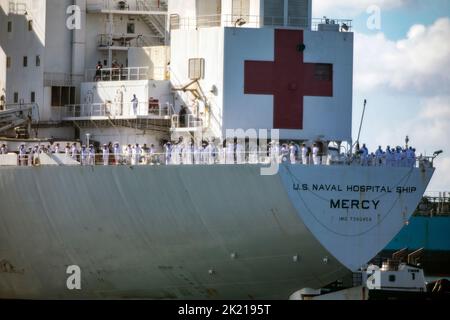 PEARL HARBOR (September 20, 2022) – Seeleute fahren auf die Schienen, als das Militärkrankenhausschiff USNS Mercy (T-AH 19) während der Pacific Partnership 2022 auf der Joint Base Pearl Harbor-Hickam eintrifft. Die Pacific Partnership ist die größte internationale Mission zur humanitären Hilfe und Katastrophenhilfe, die seit 17. Jahren im Indo-Pazifik-Raum durchgeführt wird. (USA Navy Foto von Chief Mass Communication Specialist Joseph M. Buliavac) Stockfoto