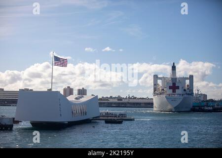 PEARL HARBOR (September 20, 2022) – das Militärschiff USNS Mercy (T-AH 19) des Sealift Command-Krankenhauses passiert das USS Arizona Memorial, während es während der Pacific Partnership 2022 in der Joint Base Pearl Harbor-Hickam ankommt. Die Pacific Partnership ist die größte internationale Mission zur humanitären Hilfe und Katastrophenhilfe, die seit 17. Jahren im Indo-Pazifik-Raum durchgeführt wird. (USA Navy Foto von Chief Mass Communication Specialist Joseph M. Buliavac) Stockfoto