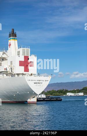 220920-N-XG173-1089 PEARL HARBOR (20. September 2022) das Militärkrankenhausschiff USNS Mercy (T-AH 19) kommt nach der Teilnahme an der Pacific Partnership 2022 in Pearl Harbor an. Die Pacific Partnership ist die größte internationale Mission zur humanitären Hilfe und Katastrophenhilfe, die seit 17. Jahren im Indo-Pazifik-Raum durchgeführt wird. (USA Navy Foto von Mass Communication Specialist 2. Class Aja Bleu Jackson) Stockfoto