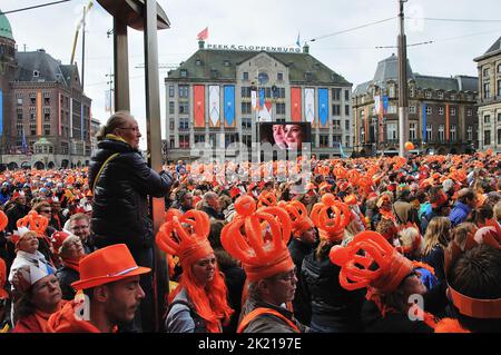 04-30-2013.Königin Beatrix entdankte sich 2013 und ihr Sohn Willem-Alexander bestieg den Thron.der Königstag wurde zum Königstag und ist ein nationaler Feiertag im Königreich der Niederlande.Jetzt am 27. April (26. April, wenn der 27. ein Sonntag ist) gefeiert, markiert das Datum die Geburt von König Willem-Alexander Stockfoto