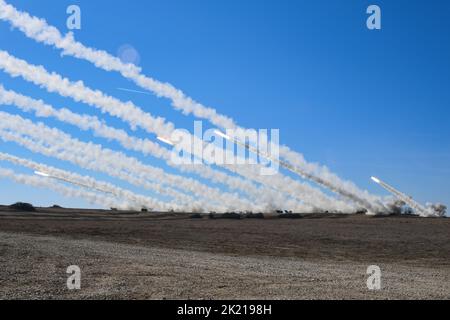 US-Soldaten, die der 41. Field Artillery Brigade zugewiesen wurden, feuern M270 Multiple Launcher Rocket Systems während einer Live-Feuerübung auf dem 7. Army Training Command's Grafenwoehr Training Area, Deutschland, 11. März 2022. (USA Armeefoto von Markus Rauchenberger) Stockfoto