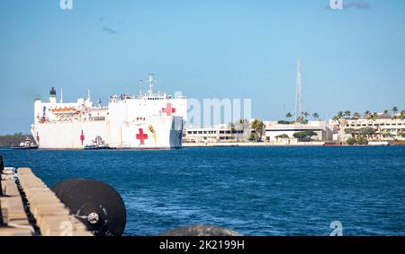 220920-N-XG173-1009 PEARL HARBOR (20. September 2022) das Militärkrankenhausschiff USNS Mercy (T-AH 19) kommt nach der Teilnahme an der Pacific Partnership 2022 in Pearl Harbor an. Die Pacific Partnership ist die größte internationale Mission zur humanitären Hilfe und Katastrophenhilfe, die seit 17. Jahren im Indo-Pazifik-Raum durchgeführt wird. (USA Navy Foto von Mass Communication Specialist 2. Class Aja Bleu Jackson) Stockfoto