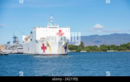 220920-N-XG173-1024 PEARL HARBOR (20. September 2022) das Militärkrankenhausschiff USNS Mercy (T-AH 19) kommt nach der Teilnahme an der Pacific Partnership 2022 in Pearl Harbor an. Die Pacific Partnership ist die größte internationale Mission zur humanitären Hilfe und Katastrophenhilfe, die seit 17. Jahren im Indo-Pazifik-Raum durchgeführt wird. (USA Navy Foto von Mass Communication Specialist 2. Class Aja Bleu Jackson) Stockfoto