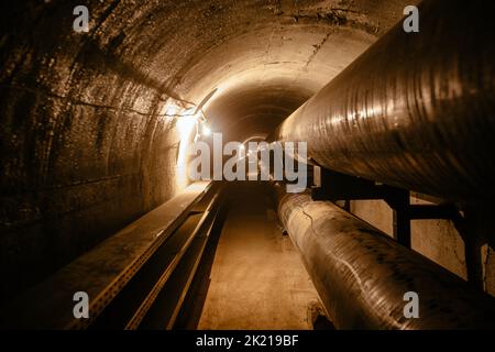 Runder, unterirdischer Betontunnel aus Abwasser, Heizungskanal oder Wasserversorgungssystem Stockfoto