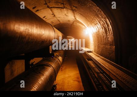 Runder, unterirdischer Betontunnel aus Abwasser, Heizungskanal oder Wasserversorgungssystem Stockfoto