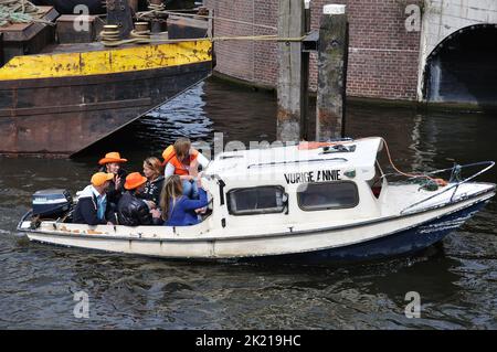 04-30-2013.Königin Beatrix entdankte sich 2013 und ihr Sohn Willem-Alexander bestieg den Thron.der Königstag wurde zum Königstag und ist ein nationaler Feiertag im Königreich der Niederlande.Jetzt am 27. April (26. April, wenn der 27. ein Sonntag ist) gefeiert, markiert das Datum die Geburt von König Willem-Alexander Stockfoto