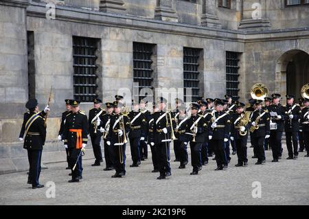 04-30-2013.Königin Beatrix entdankte sich 2013 und ihr Sohn Willem-Alexander bestieg den Thron.der Königstag wurde zum Königstag und ist ein nationaler Feiertag im Königreich der Niederlande.Jetzt am 27. April (26. April, wenn der 27. ein Sonntag ist) gefeiert, markiert das Datum die Geburt von König Willem-Alexander Stockfoto