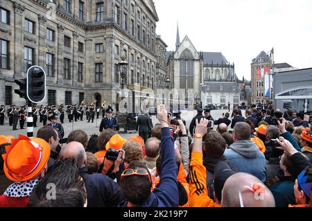 04-30-2013.Königin Beatrix entdankte sich 2013 und ihr Sohn Willem-Alexander bestieg den Thron.der Königstag wurde zum Königstag und ist ein nationaler Feiertag im Königreich der Niederlande.Jetzt am 27. April (26. April, wenn der 27. ein Sonntag ist) gefeiert, markiert das Datum die Geburt von König Willem-Alexander Stockfoto