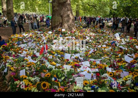 13.. September 2022, Trauernde geben Queen Elizabeth II Tribute in einem Memorial Garden im Green Park, London, nachdem sie friedlich bei der Balmoral ag starb Stockfoto