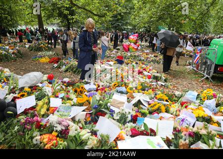 13.. September 2022, Trauernde geben Queen Elizabeth II Tribute in einem Memorial Garden im Green Park, London, nachdem sie friedlich bei der Balmoral ag starb Stockfoto