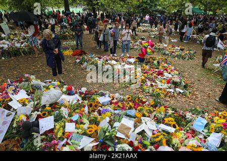 13.. September 2022, Trauernde geben Queen Elizabeth II Tribute in einem Memorial Garden im Green Park, London, nachdem sie friedlich bei der Balmoral ag starb Stockfoto