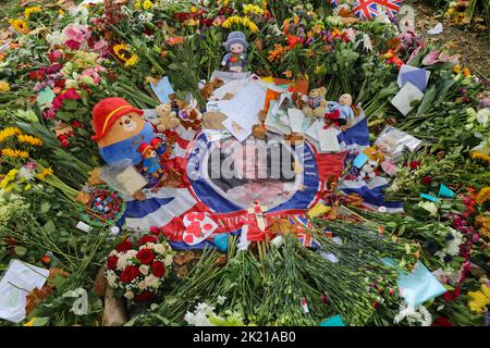 13.. September 2022, Trauernde geben Queen Elizabeth II Tribute in einem Memorial Garden im Green Park, London, nachdem sie friedlich bei der Balmoral ag starb Stockfoto