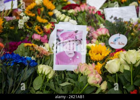 13.. September 2022, Trauernde geben Queen Elizabeth II Tribute in einem Memorial Garden im Green Park, London, nachdem sie friedlich bei der Balmoral ag starb Stockfoto