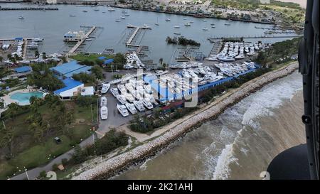 Überflugfoto der Küstenwache vom Club Nautico Marina in Ponce, Puerto Rico 20. September 2022. Der Flug war Teil der laufenden Küsten- und Hafenbewertungen nach dem Hurikan Fiona. (USA Foto der Küstenwache von Petty Officer, Chelsea Hall der Klasse 1.) Stockfoto