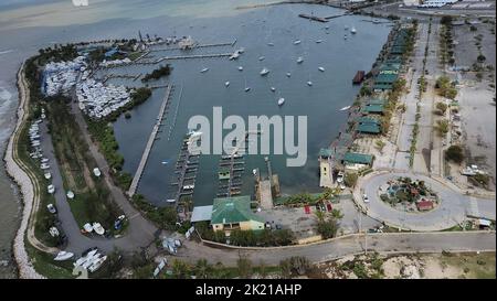 Überflugfoto der Küstenwache vom Club Nautico Marina in Ponce, Puerto Rico 20. September 2022. Der Flug war Teil der laufenden Küsten- und Hafenbewertungen nach dem Hurikan Fiona. (USA Foto der Küstenwache von Petty Officer, Chelsea Hall der Klasse 1.) Stockfoto