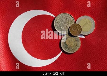 Gaziantep, Türkei. 19. August 2022. Gaziantep, Türkei. 19. August 2022. Türkische Währungsmünzen sind nicht mehr im Umlauf. Die 50-bin-Lira-Münze war 2000 nicht mehr gültig, die 1-Lira-Münze endete 2005. Die 1-Kurus-Münze wurde 2013 nicht mehr als gesetzliches Zahlungsmittel ausgegeben (Bildquelle: © Muhammed Ibrahim Ali/IMAGESLIVE via ZUMA Press Wire) Stockfoto