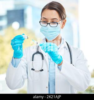 Medizinische, medizinische und kovidöse Impfung durch Ärztin, die während einer Corona-Pandemie in einem Krankenhaus arbeitet. Junge Angestellte im Gesundheitswesen, die einen Arzt in der Hand halten Stockfoto