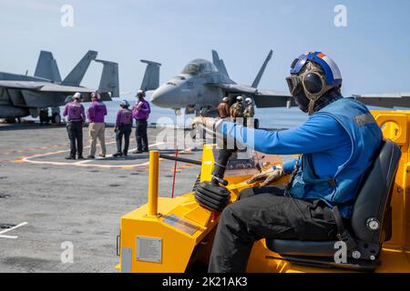 Aviation Boatswain's Mate (Handling) Airman Ryan Thibodeaux, aus Orlando, Florida, der dem erstklassigen Flugzeugträger USS Gerald R. Ford's (CVN 78) Air Department zugewiesen wurde, betreibt am 19. September 2022 einen Scrubby auf dem Flugdeck. Ford führt derzeit im Atlantischen Ozean Qualifizierungen von Fluggesellschaften durch und arbeitet für einen geplanten Einsatz im Herbst. (USA Navy Foto von Mass Communication Specialist 2. Class Riley McDowell) Stockfoto