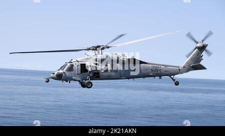 Ein MH-60s Nighthawk, der an die 'Tridenten' des Helicopter Sea Combat Squadron (HSC) 9 angeschlossen ist, führt Flugoperationen an Bord des erstklassigen Flugzeugträgers USS Gerald R. Ford (CVN 78) durch, 18. September 2022. Ford führt derzeit im Atlantischen Ozean Qualifizierungen von Fluggesellschaften durch und arbeitet für einen geplanten Einsatz im Herbst. (USA Navy Foto von Mass Communication Specialist 3. Class Grant Gorzocoski) Stockfoto