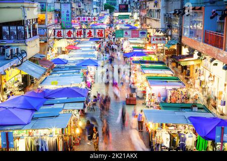 HONGKONG - 11. JULI 2017: Nachtmarkt-Rush Hour in der geschäftigen Fa Yuen Street in Mong Kok, Hongkong, China. Lange Belichtung für Massenbewegungseffekt. Stockfoto