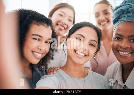 Diversity Business Frauen in Selfie mit Lächeln für Erfolg, Motivation und Glück mit Teamarbeit für Social Media Inhalte des Unternehmens. Junge Gruppe von Stockfoto