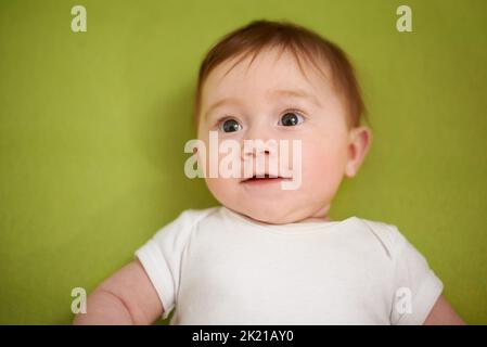 Shes ein Freudenbündel. Ein entzückendes Baby Mädchen mit roten Haaren. Stockfoto