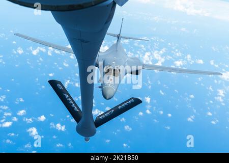 Caribbean Sea, Usa. 07. September 2022. Caribbean Sea, Usa. 07. September 2022. Ein strategisches Tarnbomberflugzeug der US Air Force B-1B Lancer, das dem Bombenflügel 7. zugewiesen wurde, positioniert sich, um während eines Lufteinsätzen am 7. September 2022 über der Karibik von einem Stratotanker-Flugzeug der KC-135 aufzutanken. Stockfoto