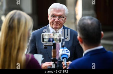 Guadalajara, Mexiko. 21. September 2022. Bundespräsident Frank-Walter Steinmeier spricht am Ende seiner Mexiko-Reise im Kunst- und Kulturzentrum Hospicio Cabanas mit Journalisten. Präsident Steinmeier und seine Frau sind zu einem zweitägigen Besuch in Mexiko. Quelle: Bernd von Jutrczenka/dpa/Alamy Live News Stockfoto