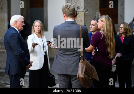 Guadalajara, Mexiko. 21. September 2022. Bundespräsident Frank-Walter Steinmeier (l.) spricht am Ende seiner Mexiko-Reise im Kunst- und Kulturzentrum Hospicio Cabanas mit Journalisten. Präsident Steinmeier und seine Frau sind zu einem zweitägigen Besuch in Mexiko. Quelle: Bernd von Jutrczenka/dpa/Alamy Live News Stockfoto