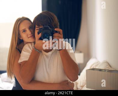 Ein liebevolles junges Paar, das sich zu Hause entspannt. Stockfoto