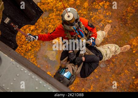 Nome, Alaska, USA. 12. September 2022. Ein Rettungsassistent der Alaska Army National Guard bereitet sich darauf vor, einen simulierten Patienten während der letzten Phase einer Casualty Evacuation/Personnel Recovery (CASVAC/PR)-Probe während der Operation Noble Defender in einen HH-60m Black Hawk-Hubschrauber zu ziehen. Die Operation Noble Defender ermöglicht es dem Special Operations Command North und dem Guard, bei schnellen Einsatzverfahren und Notfallmaßnahmen zusammenzuarbeiten. Kredit: U.S. Army/ZUMA Press Wire Service/ZUMAPRESS.com/Alamy Live Nachrichten Stockfoto