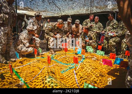 Jordanien. 4. September 2022. Am Eröffnungstag der Übung Eager Löwe in Jordanien, Septembert, führen Soldaten des Combined Arms Bataillons 1., des Kavallerie-Regiments 163. und der jordanischen Streitkräfte Geländeanalysen auf einem Sandtisch durch. 4, 2022. Eager Lion 22 ist eine vom Haschemitischen Königreich Jordanien veranstaltete multilaterale Übung, die den Austausch militärischer Expertise und die Verbesserung der Interoperabilität zwischen den Partnerländern zum Ziel hat. Kredit: U.S. Army/ZUMA Press Wire Service/ZUMAPRESS.com/Alamy Live Nachrichten Stockfoto