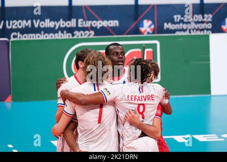 Montesilvano, Italien. 21. September 2022. Das französische Team jubelt während der CEV U20 Volleyball Europameisterschaft 2022 in Montesilvano (Foto: Elena Vizzoca/Pacific Press) Quelle: Pacific Press Media Production Corp./Alamy Live News Stockfoto