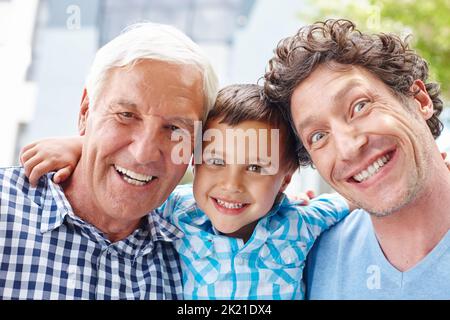 Diese Familie weiß, wie man Viel Spaß. Porträt eines kleinen Jungen mit seinem Vater und Großvater. Stockfoto