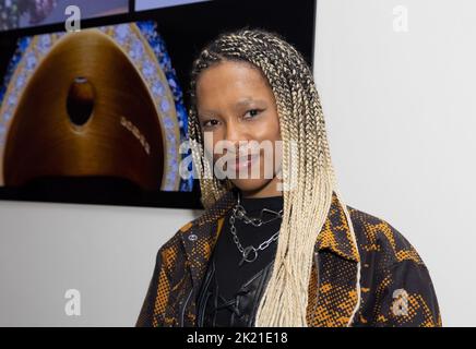 Jessica Lawrence nimmt an der Vorstellung von Brilliant and Black, einer neuen Verkaufsausstellung mit speziell in Auftrag gegebenen Schmuckstücken von schwarzen Designern, im Sotheby's in London Teil. Bilddatum: Mittwoch, 21. September 2022. Stockfoto