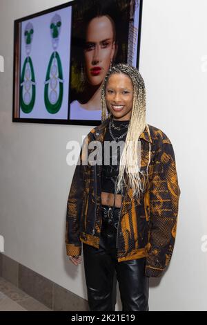 Jessica Lawrence nimmt an der Vorstellung von Brilliant and Black, einer neuen Verkaufsausstellung mit speziell in Auftrag gegebenen Schmuckstücken von schwarzen Designern, im Sotheby's in London Teil. Bilddatum: Mittwoch, 21. September 2022. Stockfoto