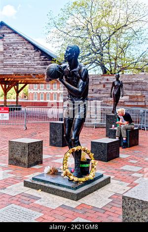 BOSTON, MASSACHUSETTS - 29. August 2022: Eine Statue des ehemaligen professionellen Basketballspielers Bill Russell von Ann Hirsch wird außerhalb von Bostons CI installiert Stockfoto