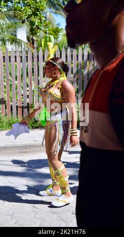 Eine belizische Frau in einem gelben Kostüm, tanzend in der San Pedro, Belize, Karneval 2022 Parade. Stockfoto