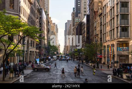 New york, USA - 15. Mai 2019: Geschäftige breite Straße in New York City, USA Stockfoto