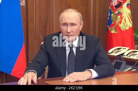 Weliki Nowgorod, Russland. 21. September 2022. Russlands Präsident Wladimir Putin spricht während einer Fernsehansprache am Mittwoch, dem 21. September 2022, in Weliki Nowgorod, Russland. Der russische Präsident Wladimir Putin kündigt Pläne an, bis zu 300.000 militärische Reservisten zu mobilisieren, um in der Ukraine zu kämpfen, nachdem die russischen Streitkräfte an Boden verloren haben. Foto von Kremlin POOL/ Credit: UPI/Alamy Live News Stockfoto