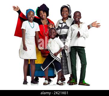 Die Familie ist die Wurzel aller Dinge. Studioaufnahme von zwei traditionellen afrikanischen Frauen mit ihren Kindern vor weißem Hintergrund. Stockfoto