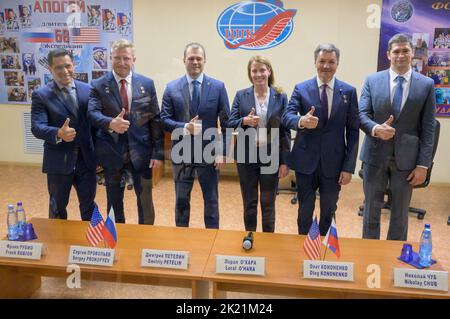 Expedition 68 Astronaut Frank Rubio von der NASA, links, und Kosmonauten Sergey Prokopyev und Dmitri Petelin von Roskosmos, zusammen mit den Backup-Besatzungsmitgliedern der Expedition 68, Loral O'Hara von der NASA, Oleg Kononenko und Nikolai Chub von Roskosmos, rechts, Am Ende der Sitzung der Staatskommission zur Genehmigung des Sojus-Starts der Expedition 68 zur Internationalen Raumstation, Dienstag, 20. September 2022, im Kosmonauten-Hotel in Baikonur, Kasachstan, zu sehen sind. Das Trio soll am 21. September 2022 an Bord des Raumschiffs Sojus MS-22 auf die Internationale Raumstation starten.obligatorische Gutschrift: Bill Ingalls / Stockfoto