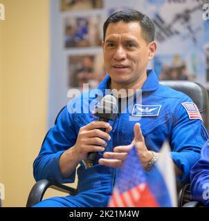 Expedition 68 der Astronaut Frank Rubio von der NASA wird während einer Pressekonferenz am Dienstag, den 20. September 2022, im Kosmonauten-Hotel in Baikonur, Kasachstan, in Quarantäne, hinter Glas gesehen. Rubio und die Kosmonauten Sergey Prokopyev und Dmitri Petelin von Roskosmos werden am 21. September 2022 an Bord der Sojus MS-22-Sonde zur Internationalen Raumstation starten.obligatorische Gutschrift: Bill Ingalls/NASA über CNP /MediaPunch Stockfoto