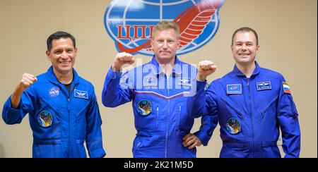 Expedition 68 der Astronaut Frank Rubio von der NASA, links, und die Kosmonauten Sergey Prokopyev und Dmitri Petelin von Roskosmos, rechts, werden während einer Pressekonferenz am Dienstag, den 20. September 2022, im Kosmonauten-Hotel in Baikonur, Kasachstan, in Quarantäne gesehen. Das Trio soll am 21. September 2022 an Bord der Sojus MS-22-Sonde zur Internationalen Raumstation starten.obligatorische Quelle: Bill Ingalls/NASA via CNP /MediaPunch Stockfoto