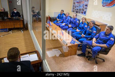 Expedition 68 Astronaut Frank Rubio von der NASA, links, Kosmonauten Sergey Prokopyev und Dmitri Petelin von Roskosmos, zusammen mit Expedition 68 Backup-Besatzungsmitglieder Loral O'Hara von der NASA, Oleg Kononenko und Nikolai Chub von Roskosmos, rechts, werden in Quarantäne, hinter Glas, während einer Pressekonferenz, Dienstag, 20. September 2022, gesehen Im Kosmonauten-Hotel in Baikonur, Kasachstan. Rubio, Prokoyev und Petelin sollen am 21. September 2022 an Bord der Sojus MS-22-Sonde zur Internationalen Raumstation starten.obligatorische Gutschrift: Bill Ingalls/NASA über CNP /MediaPunch Stockfoto