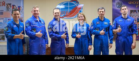 Expedition 68 Astronaut Frank Rubio von der NASA, links, Kosmonauten Sergey Prokopyev und Dmitri Petelin von Roskosmos, zusammen mit Expedition 68 Backup-Besatzungsmitglieder Loral O'Hara von der NASA, Oleg Kononenko und Nikolai Chub von Roskosmos, rechts, werden in Quarantäne, hinter Glas, am Ende einer Pressekonferenz, Dienstag, 20. September, gesehen 2022, im Kosmonauten-Hotel in Baikonur, Kasachstan. Rubio, Prokopyev und Petelin sollen am 21. September 2022 an Bord der Sojus MS-22-Sonde zur Internationalen Raumstation starten.obligatorische Gutschrift: Bill Ingalls/NASA über CNP /MediaPunch Stockfoto