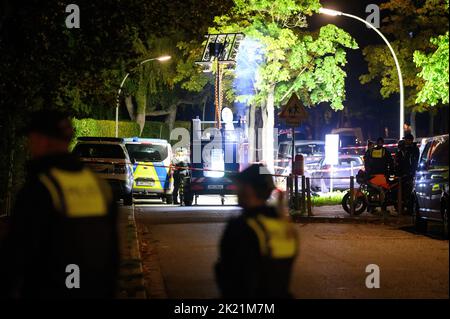 Hamburg, Deutschland. 21. September 2022. Ein Lichtmast beleuchtet die Szene zwischen Einsatzfahrzeugen. Passanten fanden am Mittwochabend in Hamburg-Veddel einen Mann mit Schussverletzungen am Kopf. Der Mann wurde mit lebensbedrohlichen Verletzungen in ein Krankenhaus gebracht, teilte ein Sprecher der Hamburger Polizei am frühen Donnerstagmorgen mit. Quelle: Jonas Walzberg/dpa/Alamy Live News Stockfoto