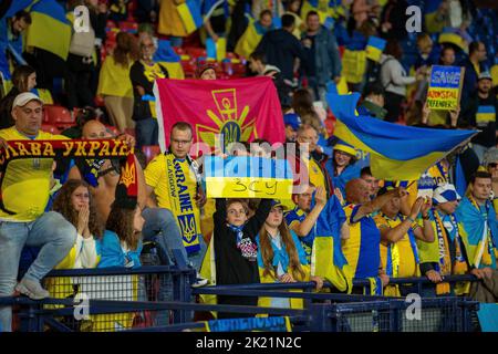 21.. September 2022; Hampden Park, Glasgow, Schottland: Fußball der UEFA Nations League, Schottland gegen die Ukraine; Fans der Ukraine Stockfoto