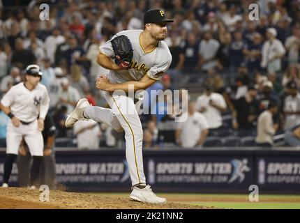 Pittsburgh Pirates Pitcher Eric Stout wirft am Mittwoch, den 21. September 2022, gegen den New Yorker Yankees Aaron Judge im Yankee Stadium in New York City. Foto von John Angelillo/UPI Stockfoto