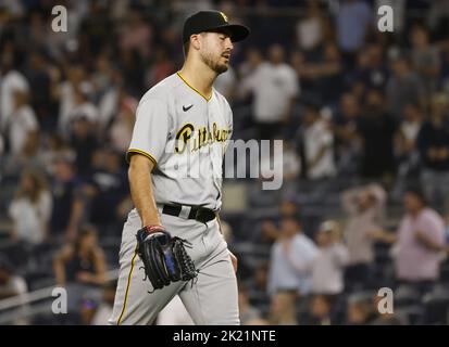 Eric Stout, Pittsburgh Pirates Pitcher, tritt vom Spielfeld, nachdem er am Mittwoch, den 21. September 2022, acht Runs im Inning von 8. gegen die New York Yankees im Yankee Stadium in New York City abgetreten hat. Foto von John Angelillo/UPI Stockfoto